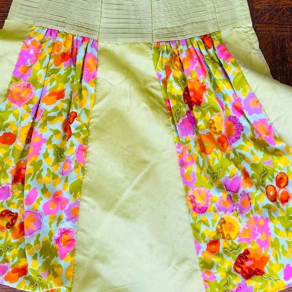Size 2 Bright green flowered skirt. - Picture 2 of 4